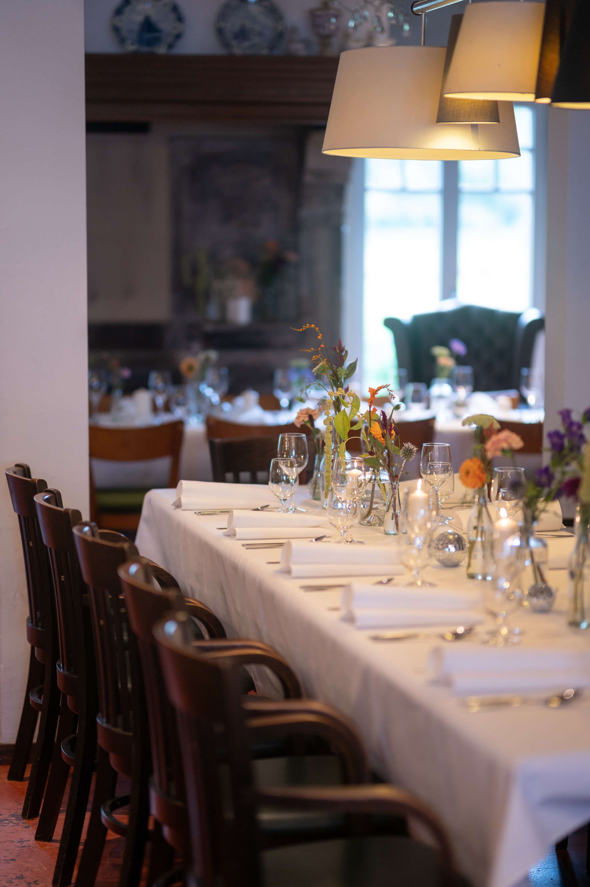 Stilvoll gedeckte Tafel und Brauttisch für eine exklusive Hochzeitsfeier bei Ricordo.